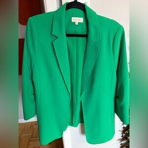Laura Women's Vibrant Green Suit Jacket size 16
PTP 23
length 26